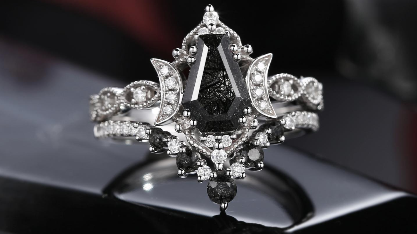 How to Choose the Perfect Crescent Moon Ring for Your Love Story?